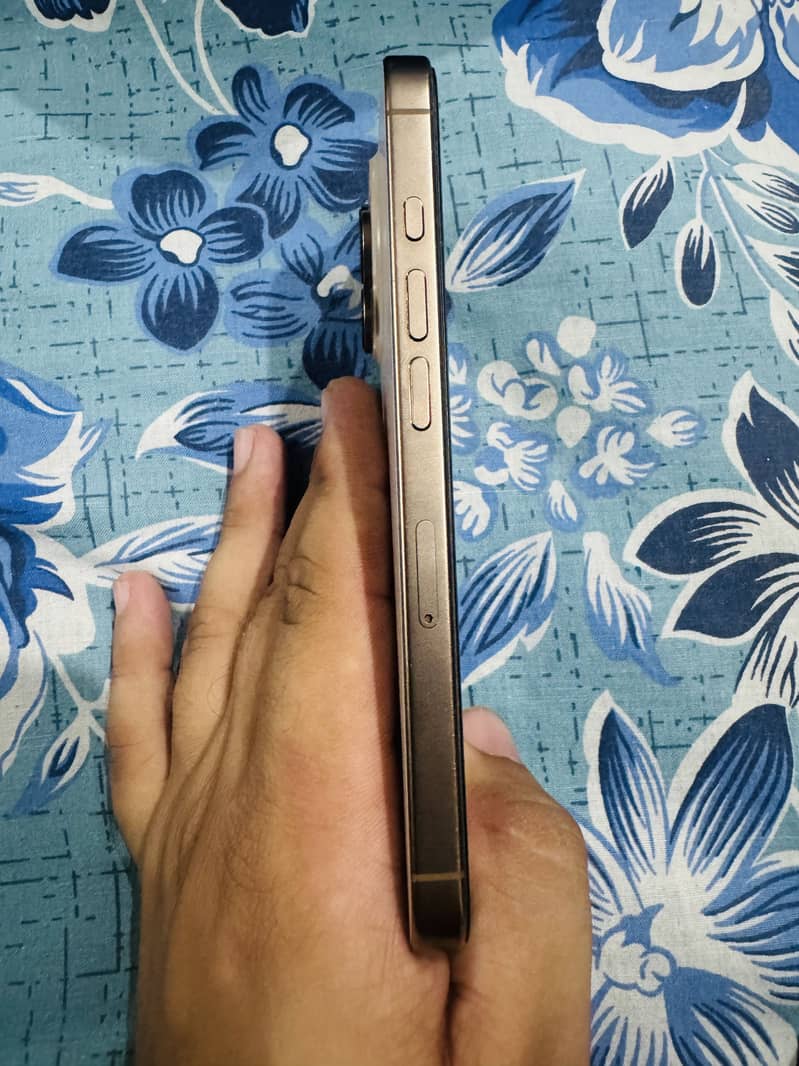 Apple iPhone 16 Pro 4