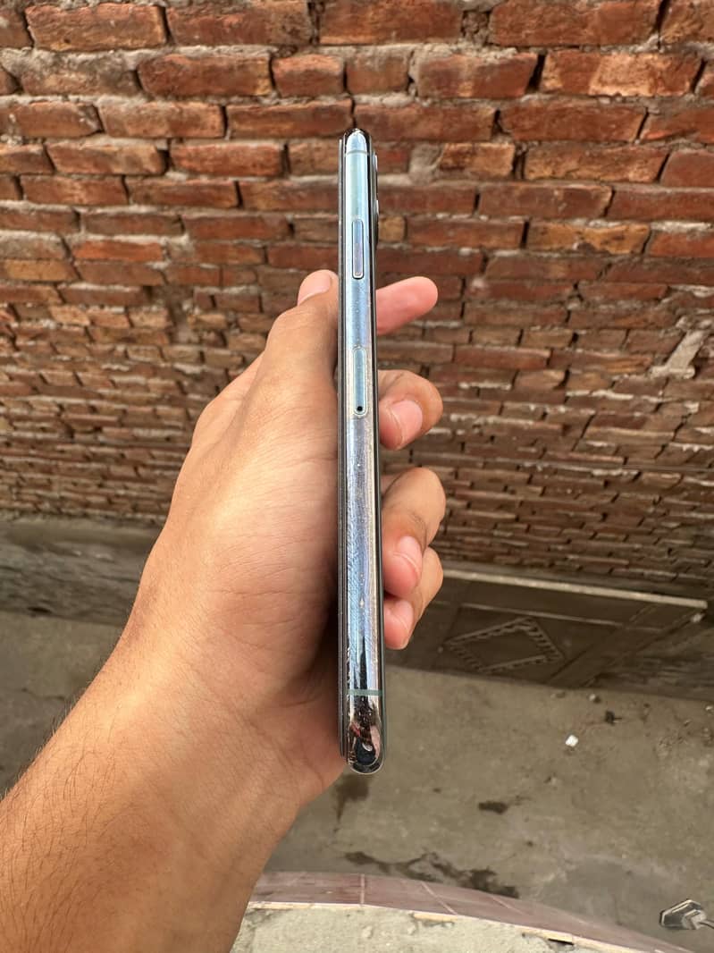 Apple iPhone 11 Pro Max 2