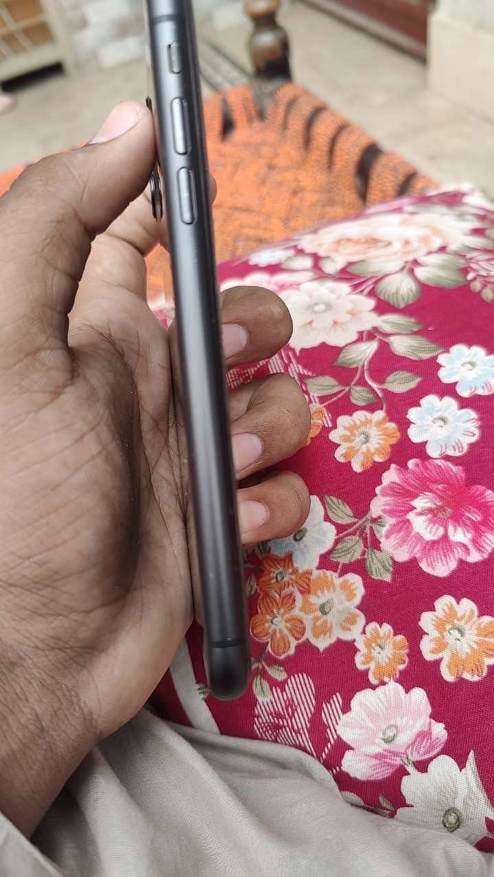 Apple iPhone 11 4