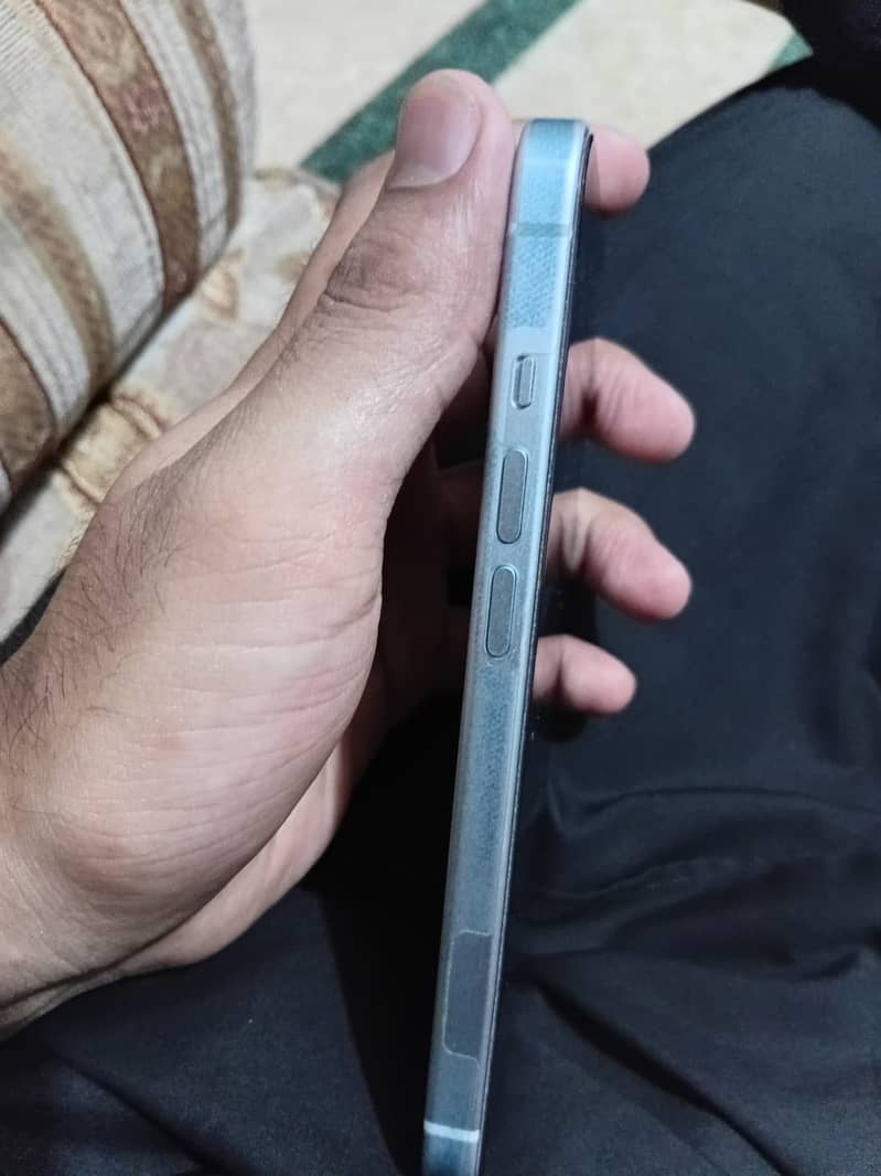 Apple iPhone 15 4
