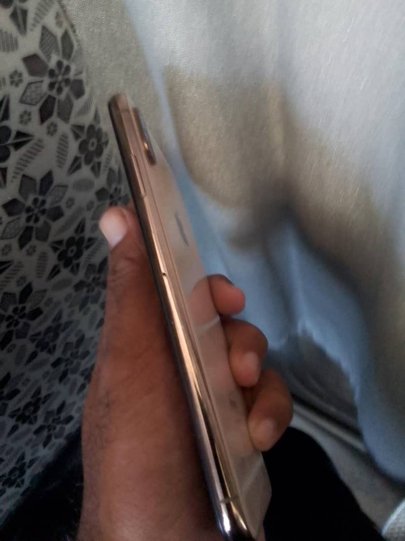Apple iPhone XS Max 3