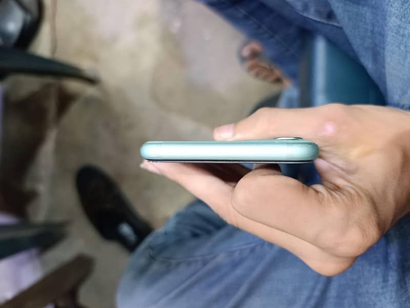 Apple iPhone 11 4