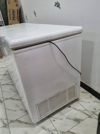 FREEZER AND REFRIGERATOR