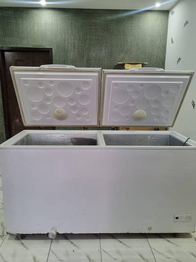FREEZER AND REFRIGERATOR