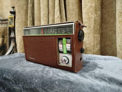 national r 305b 3 band radio made in Taiwan like new model 1965