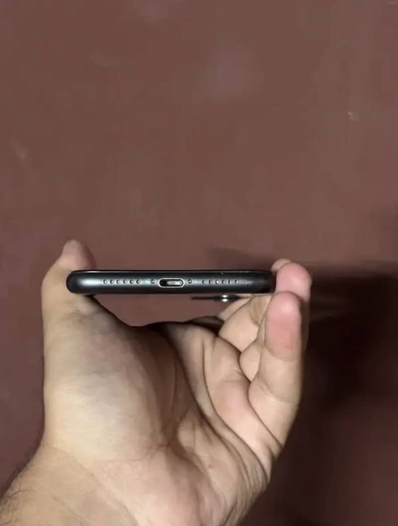 Apple iPhone 11 4