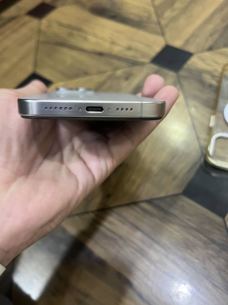 Apple iPhone 15 Pro Max 2