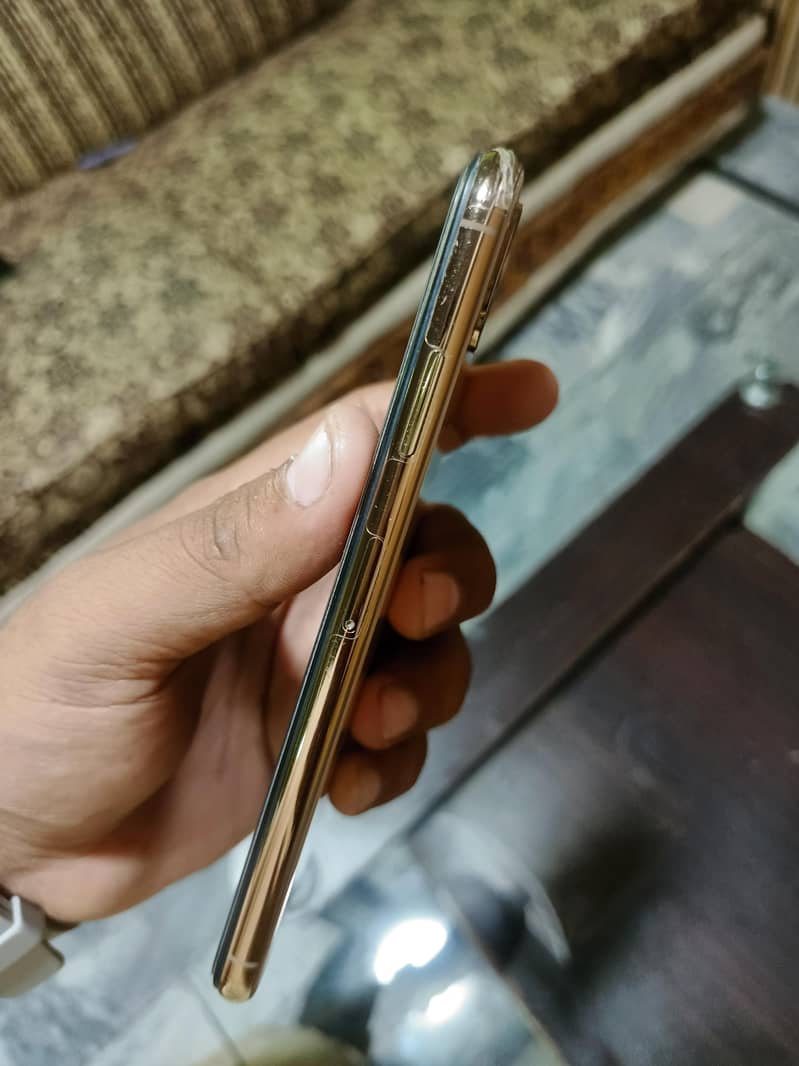 Apple iPhone XS Max 4