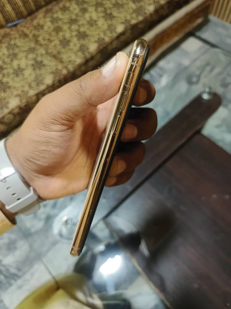 Apple iPhone XS Max 6