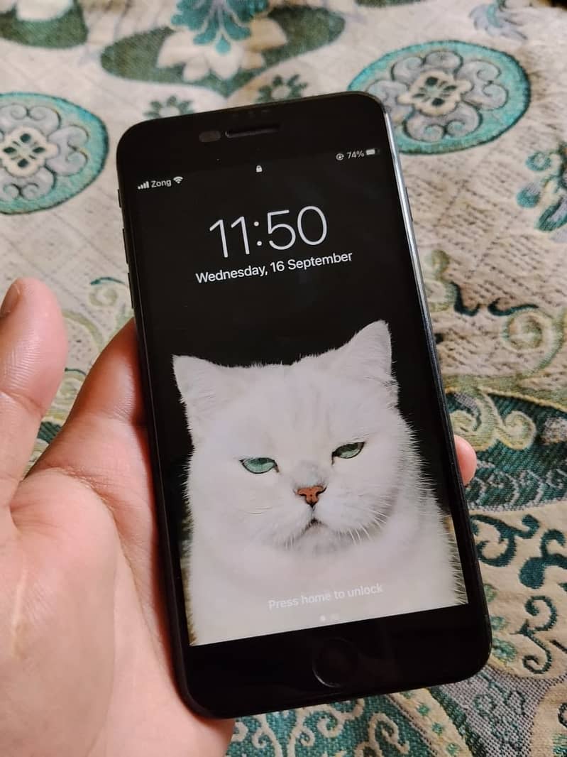 Apple iPhone 7 Plus 0