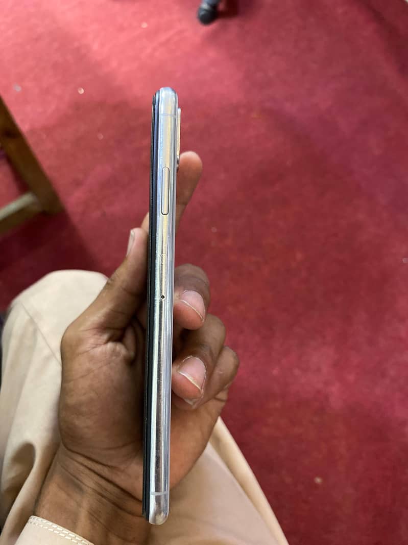 Apple iPhone XS Max 4