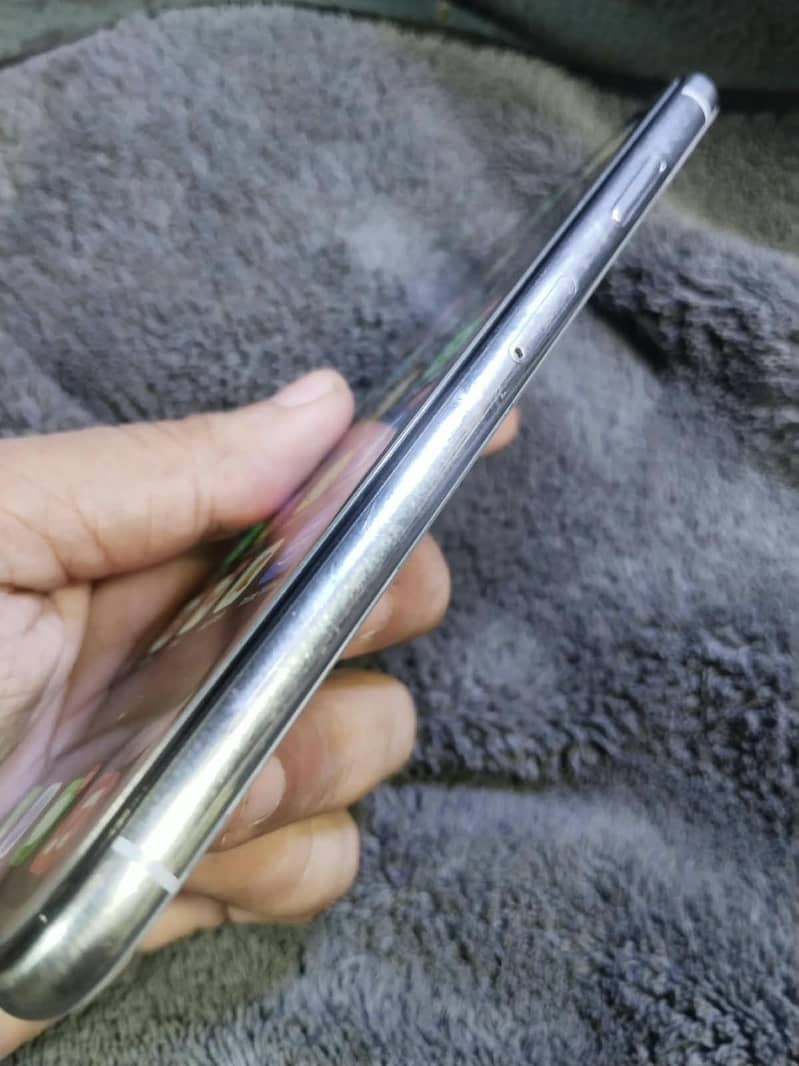 Apple iPhone XS Max 3