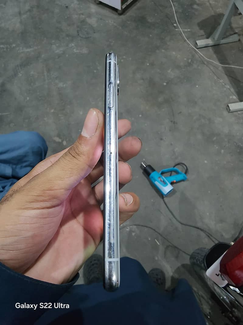 Apple iPhone X 4