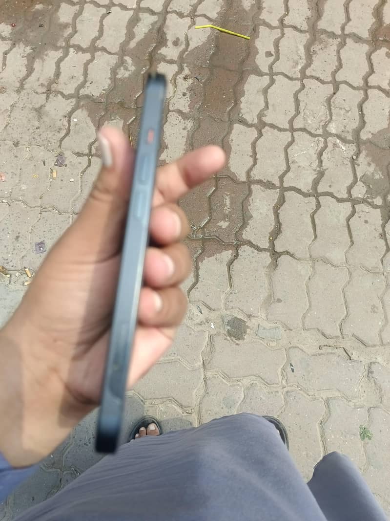 Apple iPhone 13 4