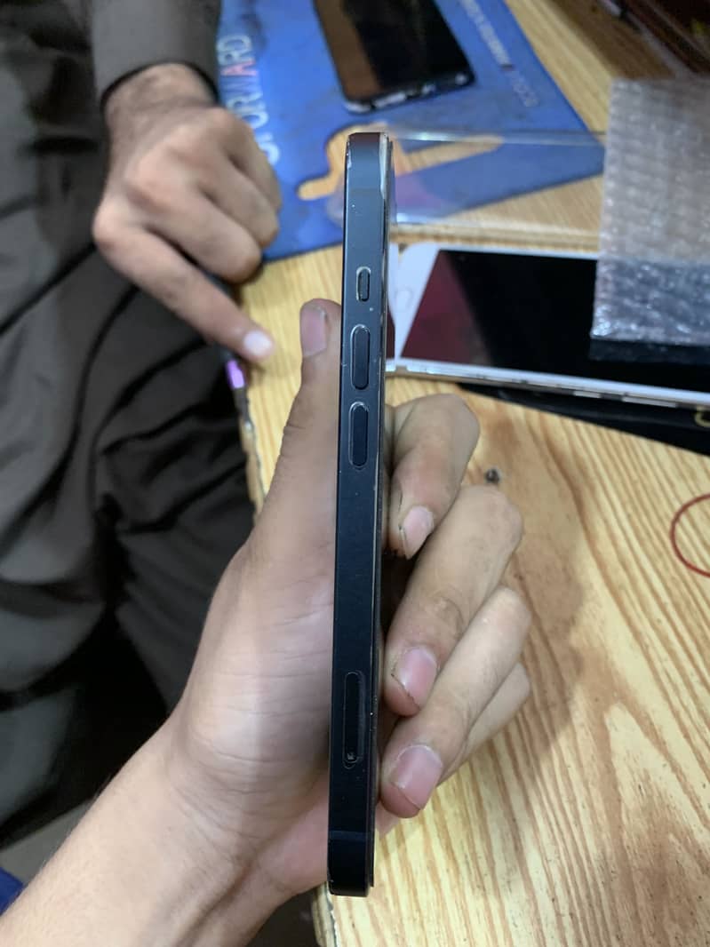Apple iPhone 13 2