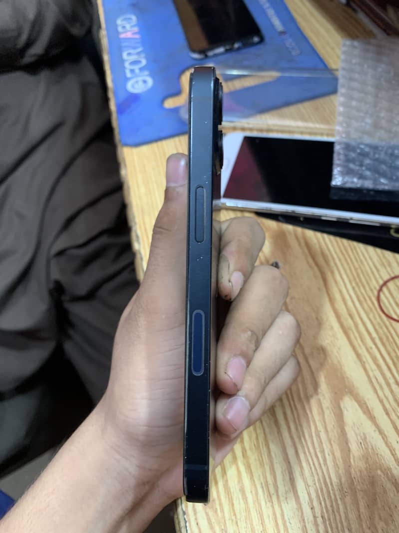 Apple iPhone 13 4