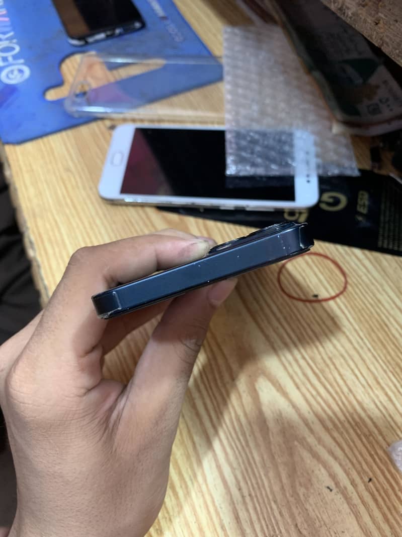Apple iPhone 13 5