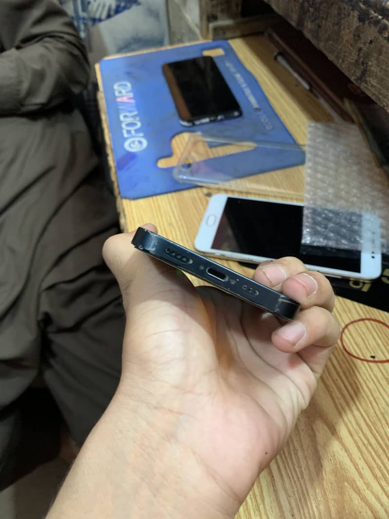 Apple iPhone 13 6