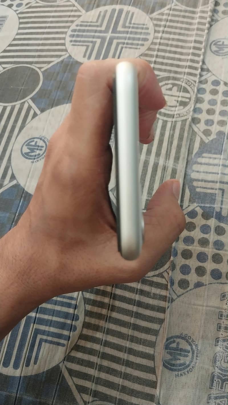Apple iPhone 11 4