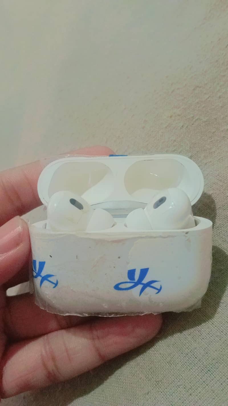 Aur buds good condition 2