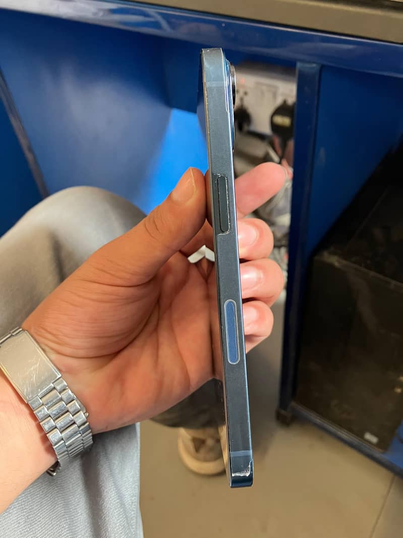 Apple iPhone 13 2