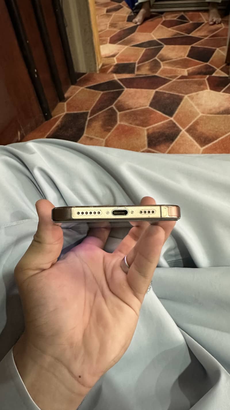 Apple iPhone 16 Pro Max 2