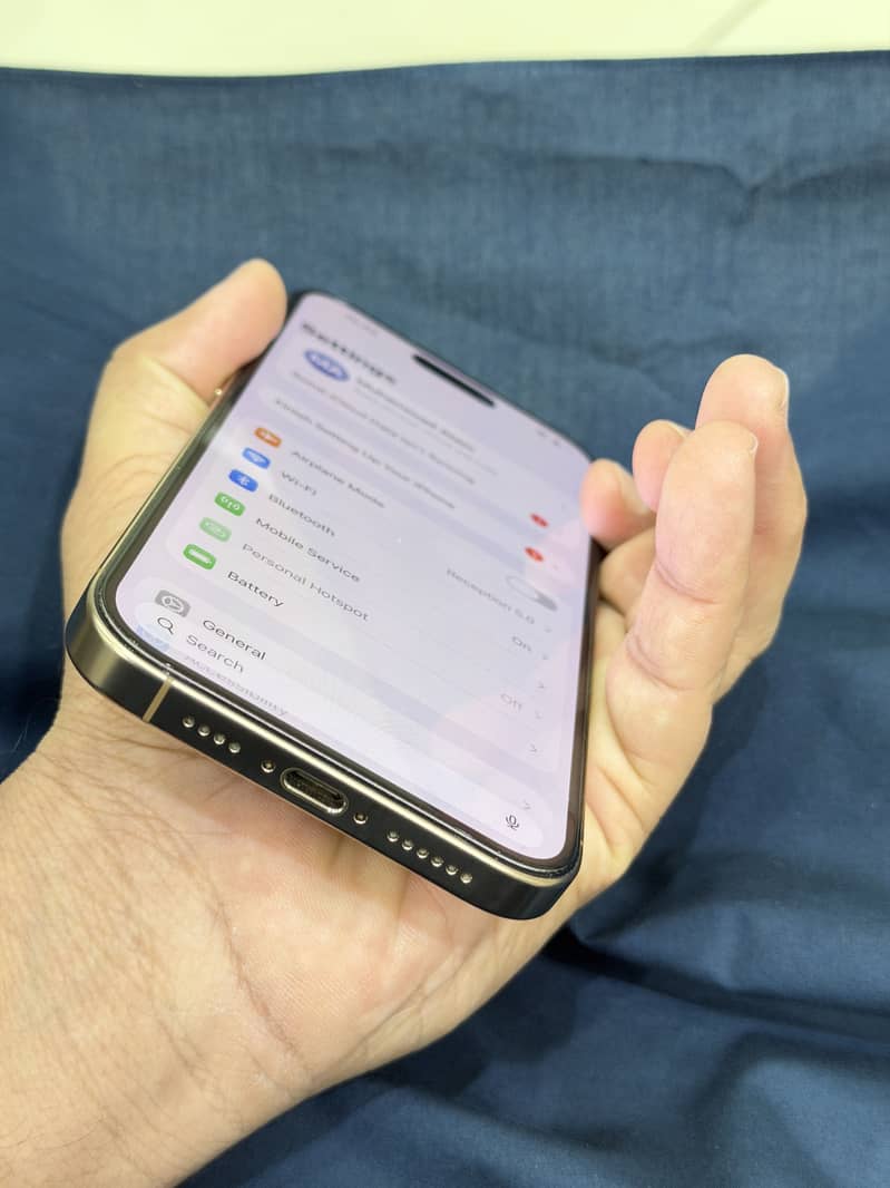 Apple iPhone 16 Pro Max 2