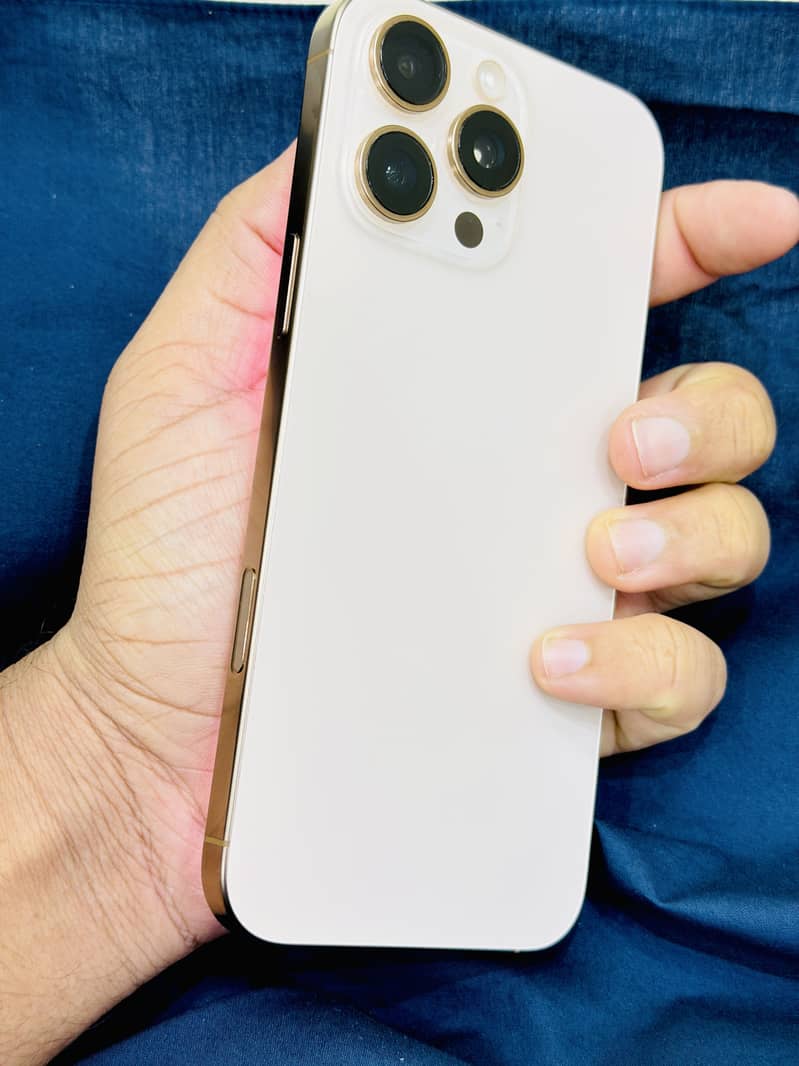 Apple iPhone 16 Pro Max 3