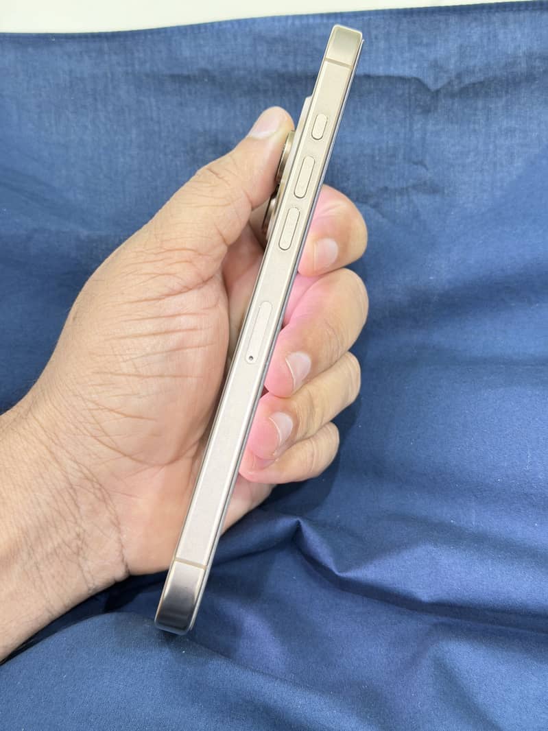 Apple iPhone 16 Pro Max 4
