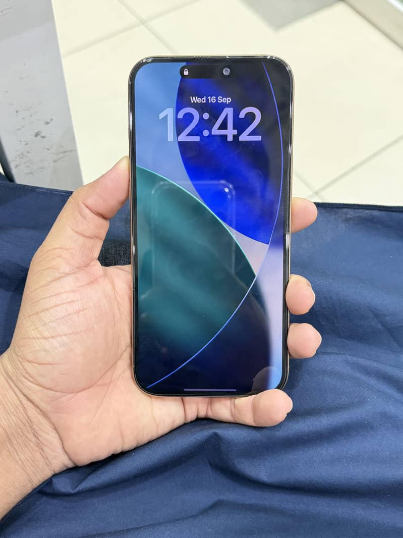 Apple iPhone 16 Pro Max 9