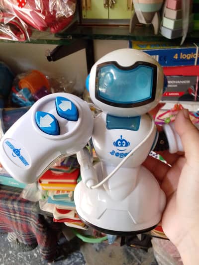 robot toys acha or mazboot toys hai
