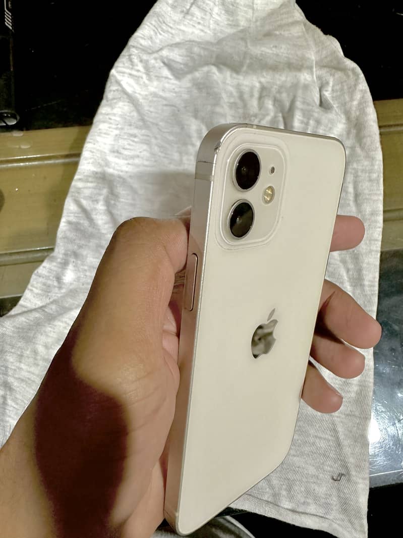 Apple iPhone 12 4