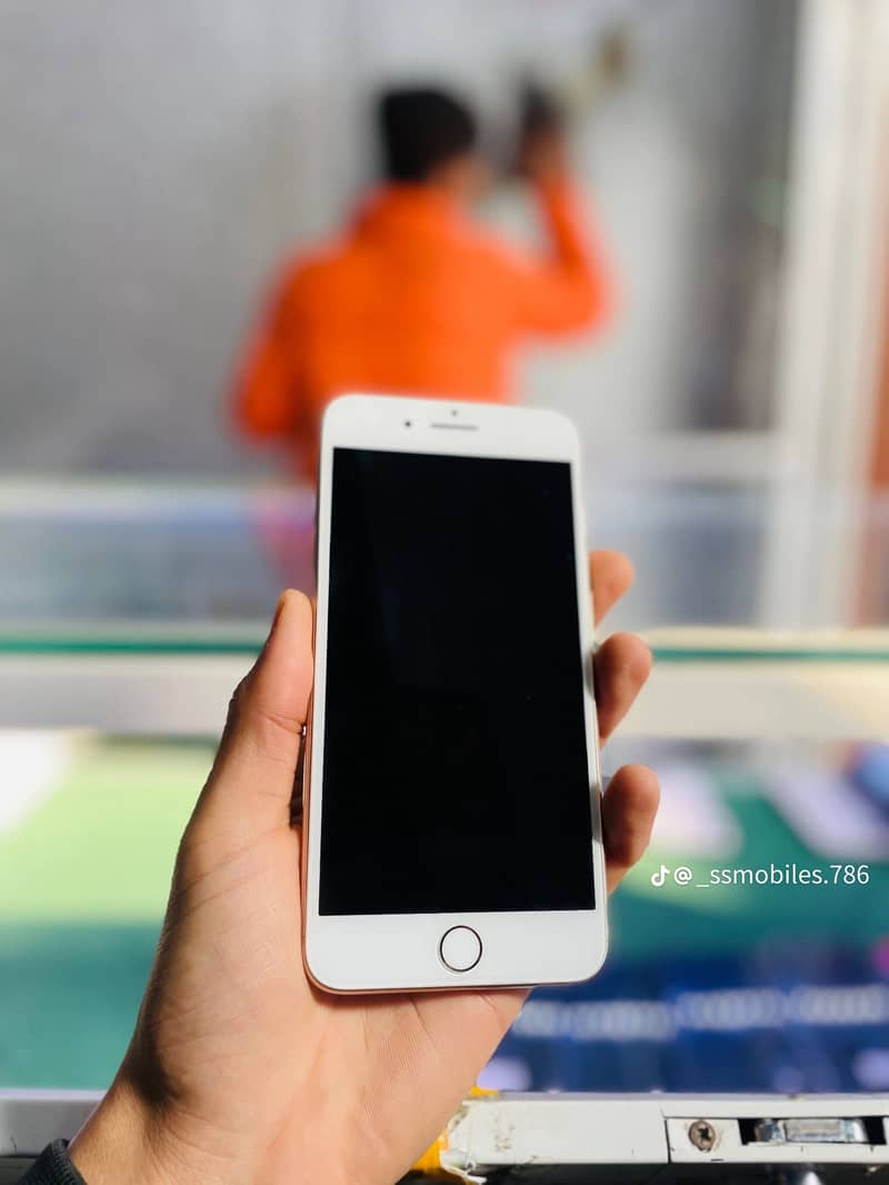 Apple iPhone 8 Plus 1