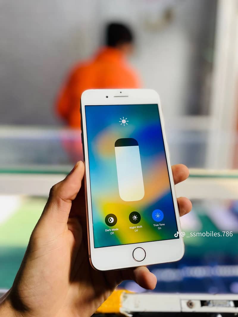 Apple iPhone 8 Plus 3