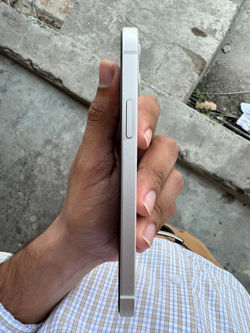 Apple iPhone 12 4