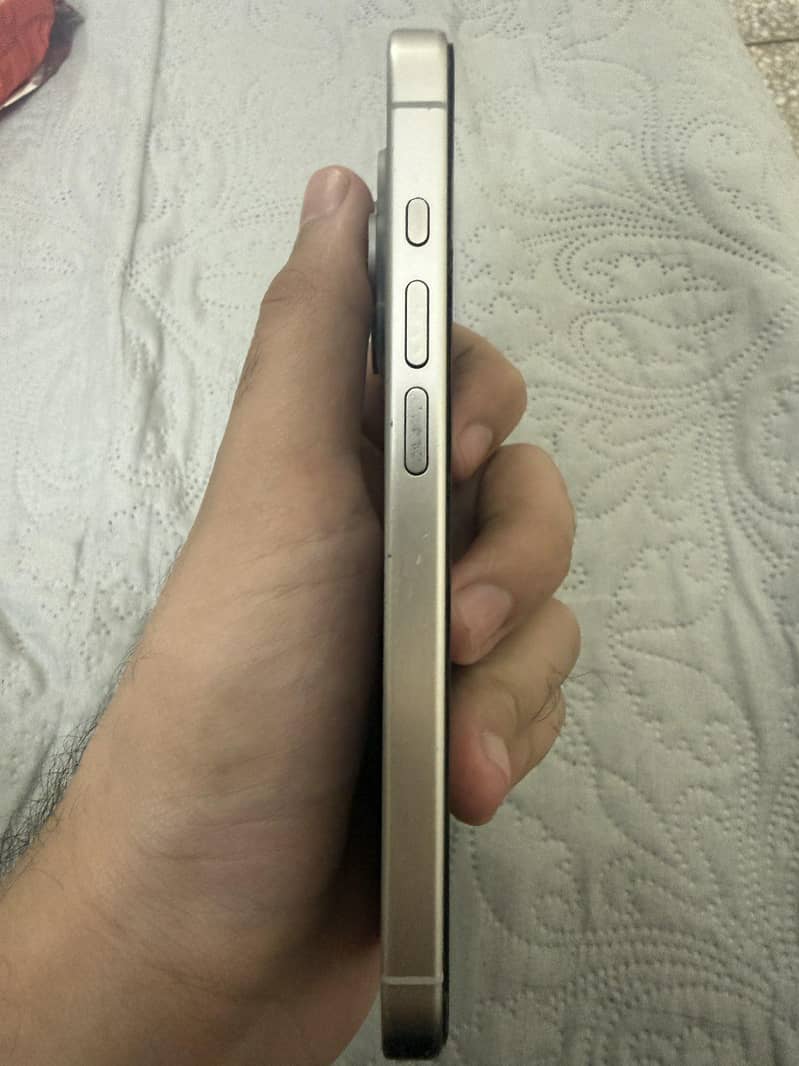 Apple iPhone 15 Pro 3
