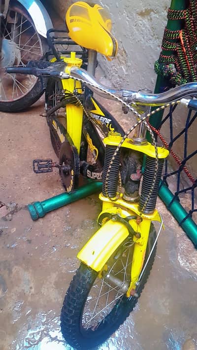 بچہ سائیکل برائے فروخت ہے کنڈیشن 10/10 لوکیشن ڈبل پھاٹک لیاقت آباد چوک