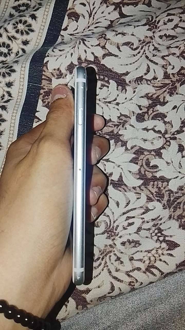 Apple iPhone 8 1