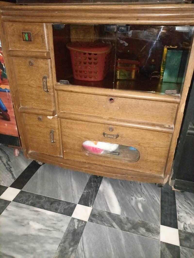 ٹی وی اور ٹی وی ٹرالیوز 0