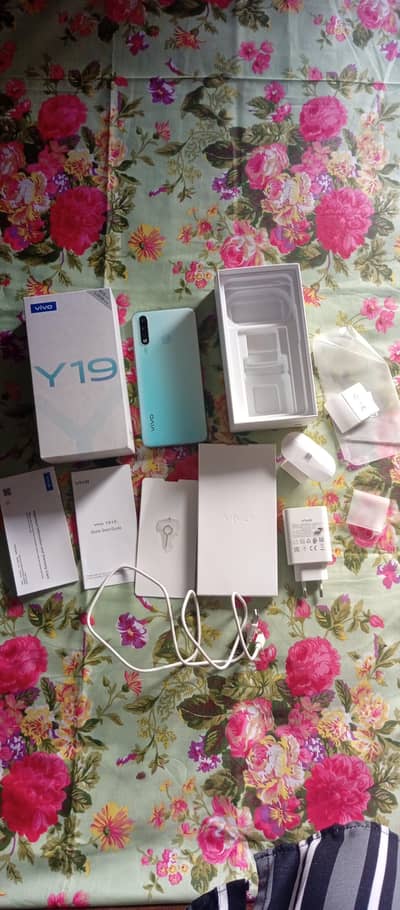 Vivo Y19 for sale 4GB 128GB with original Box and Original charger