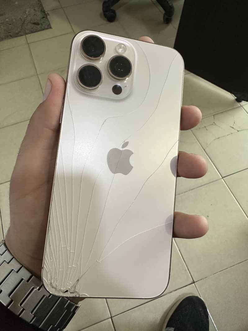 Apple iPhone 16 Pro Max 4