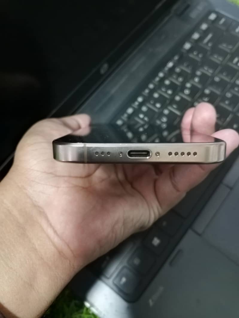 Apple iPhone 16 Pro 3