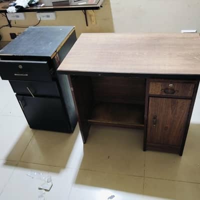 computer/laptop table or black wala sath free for sale good condition