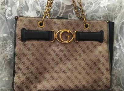 Branded Guess begs