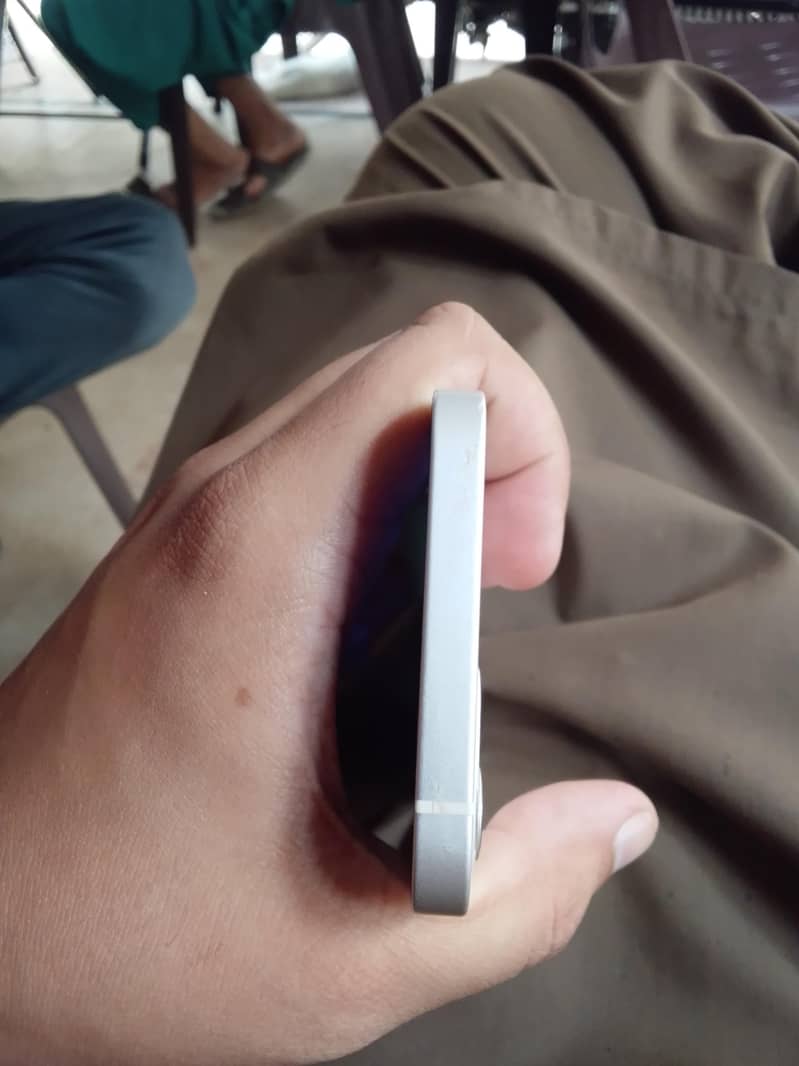 Apple iPhone 12 4