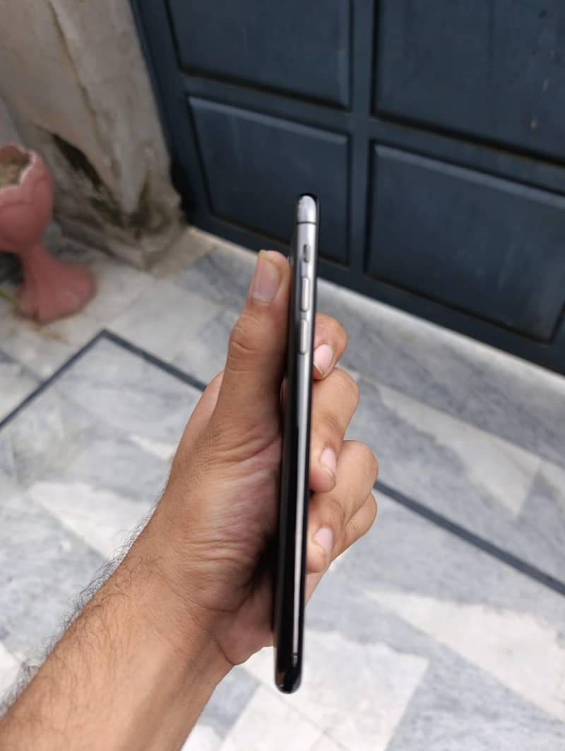 Apple iPhone 11 Pro Max 4