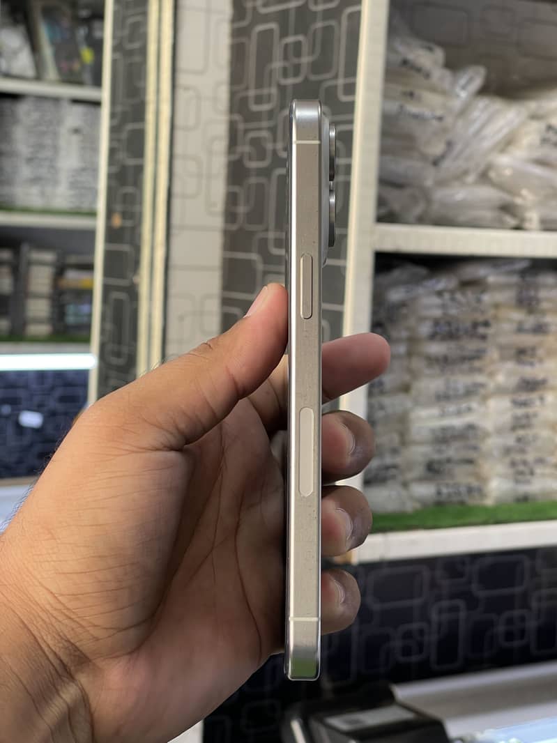 Apple iPhone 15 Pro Max 6