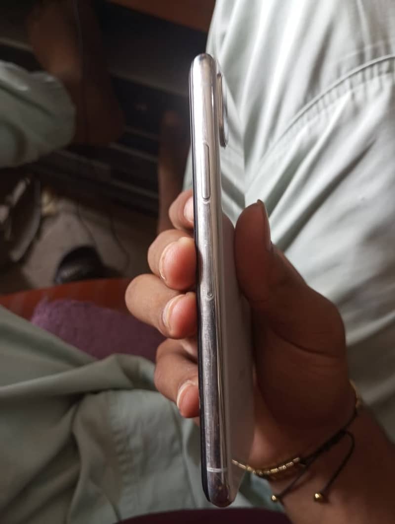 Apple iPhone X 4