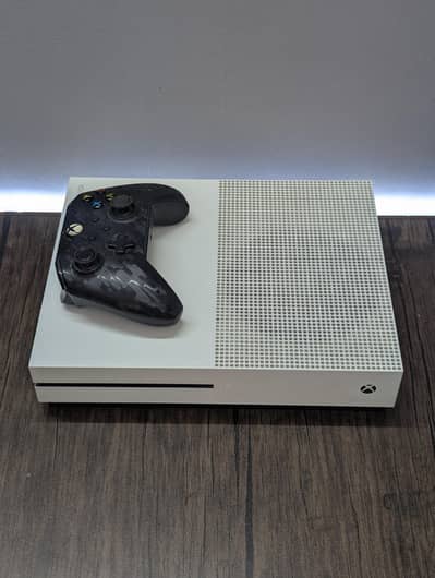 Xbox One S 500GB — Excellent Condition