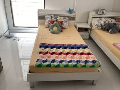 2 single beds, 2 bedsides and 1 dresser
